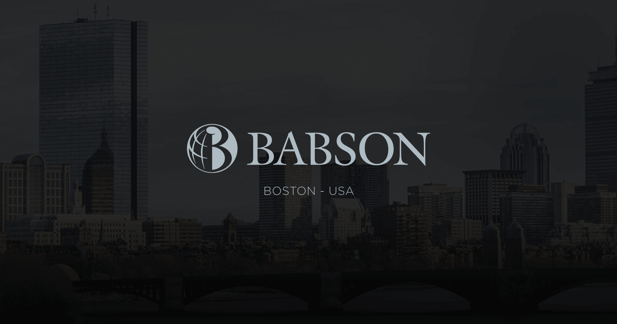 Cidade de Boston ao fundo e logo Babson ao centro