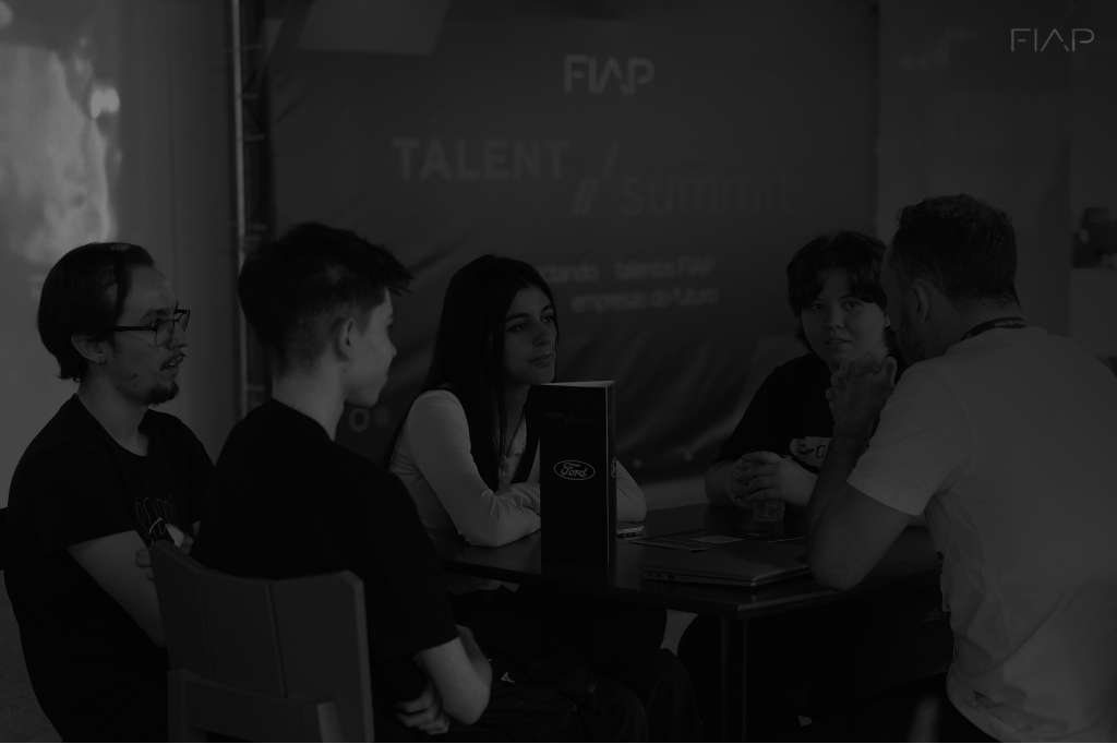 Profissionais conversando durante uma entrevista de emprego